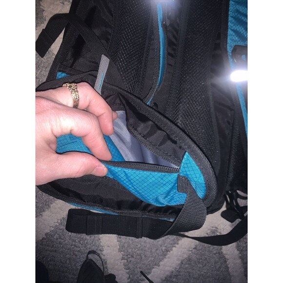 Mothybot Hydration Backpack 2L Insulated Water Bladder Aqua Blue Hiking Festival - Picture 8 of 16